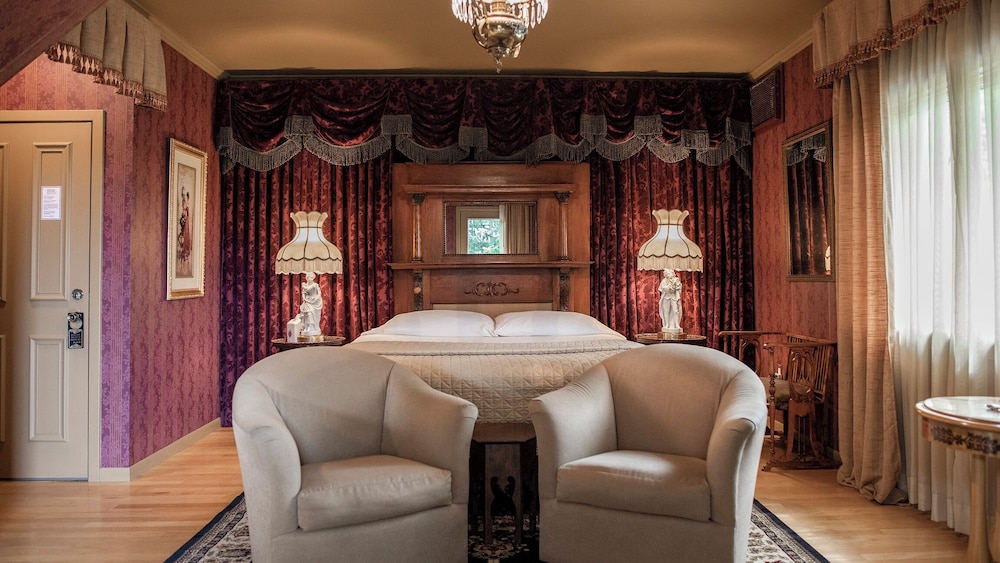 Twin Pine Manor Bed & Breakfast
