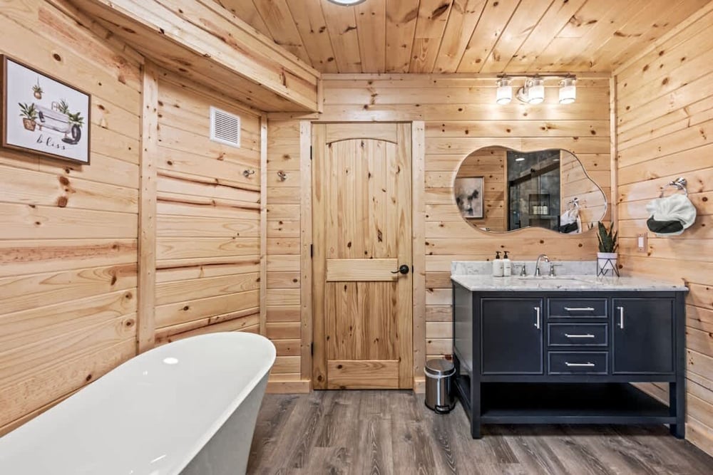 180 Views Sleeps 7 Private Hot Tub Full Kitchen