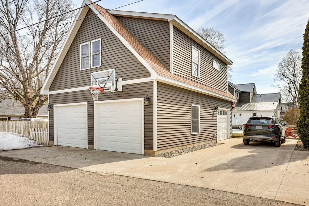 Close to Trails & Town! Artsy Apt in Frankfort