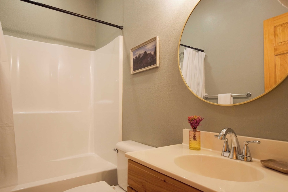 Pinnacle Chalet by Avantstay Luxury Cabin w/ Panoramic Views, Fireplace & Game Room