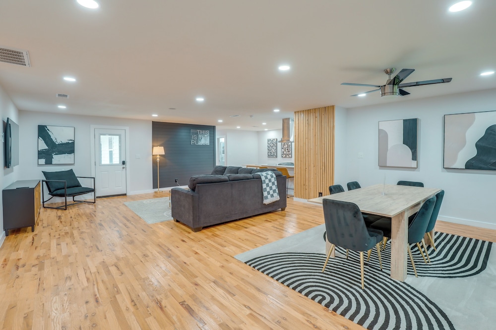 14 Mi to Dallas: Irving Escape w/ Patio & Fire Pit
