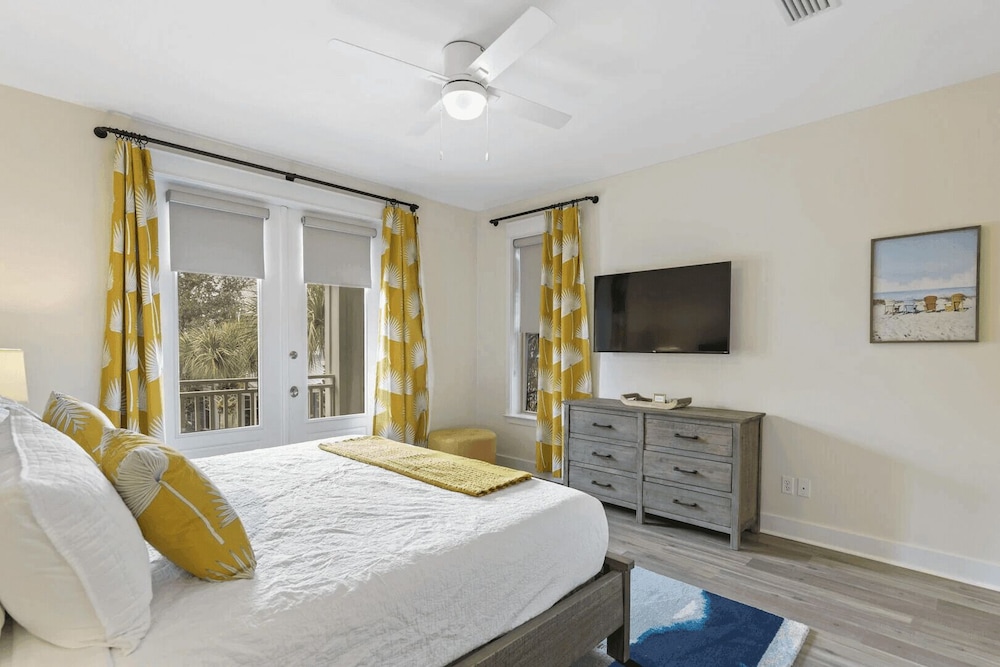 Good Day Sunshine by Avantstay Sleeps 16, Pool + Private Beach Access