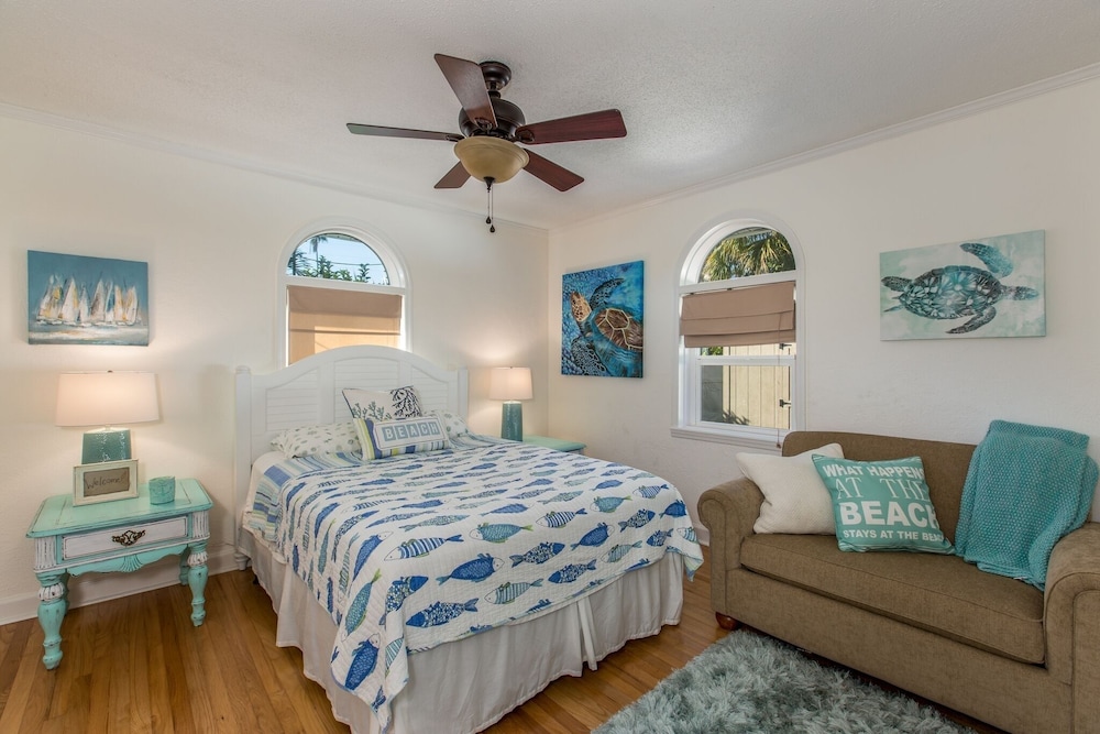 Coastal Beach Escape - Monthly Beach Rental 4 Bedroom Home by RedAwning - Image 4