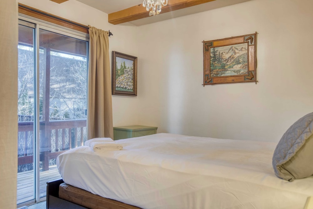 Waterfront Big Bear Cabin w/ Hot Tub, Private Dock & Firepit Lakeside on Lagunita