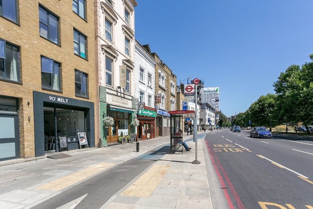 Spacious 1 Bed Near Tube in East London