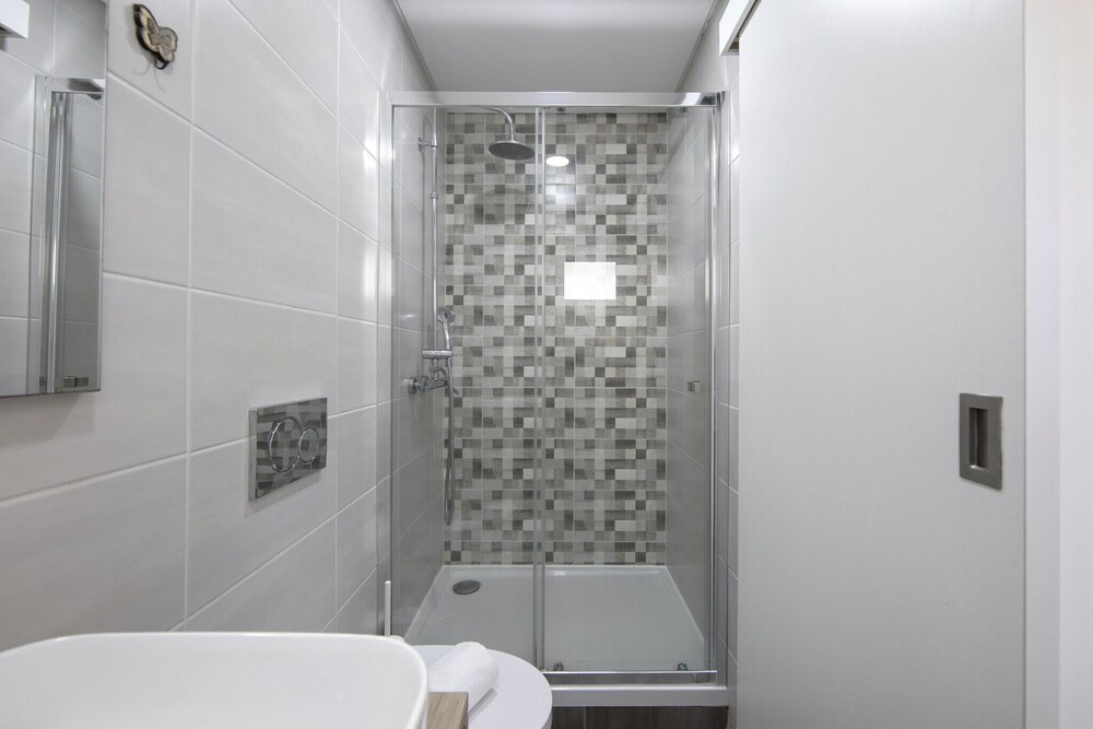 Olivais Modern by Homing
