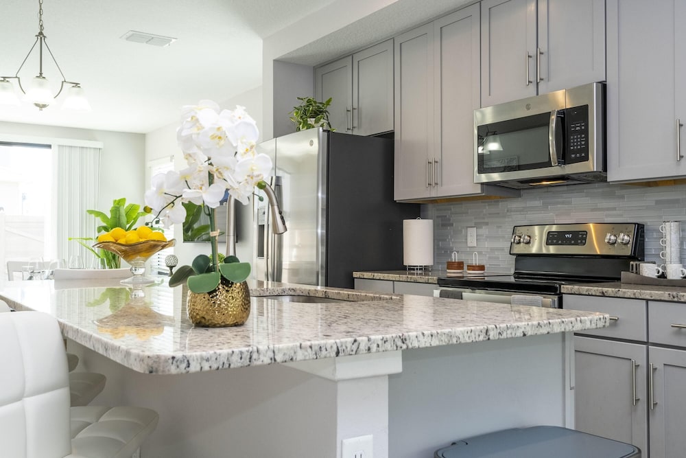 Beautiful 4 Bed 3 5 Bath With Jacuzzi view 3