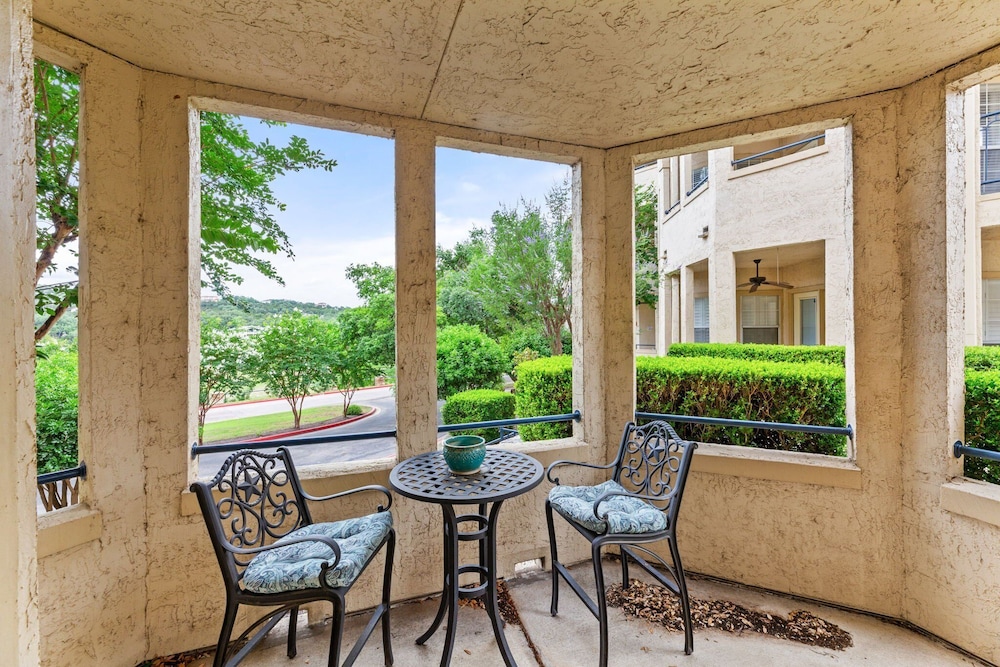 Hill Country Island Retreat