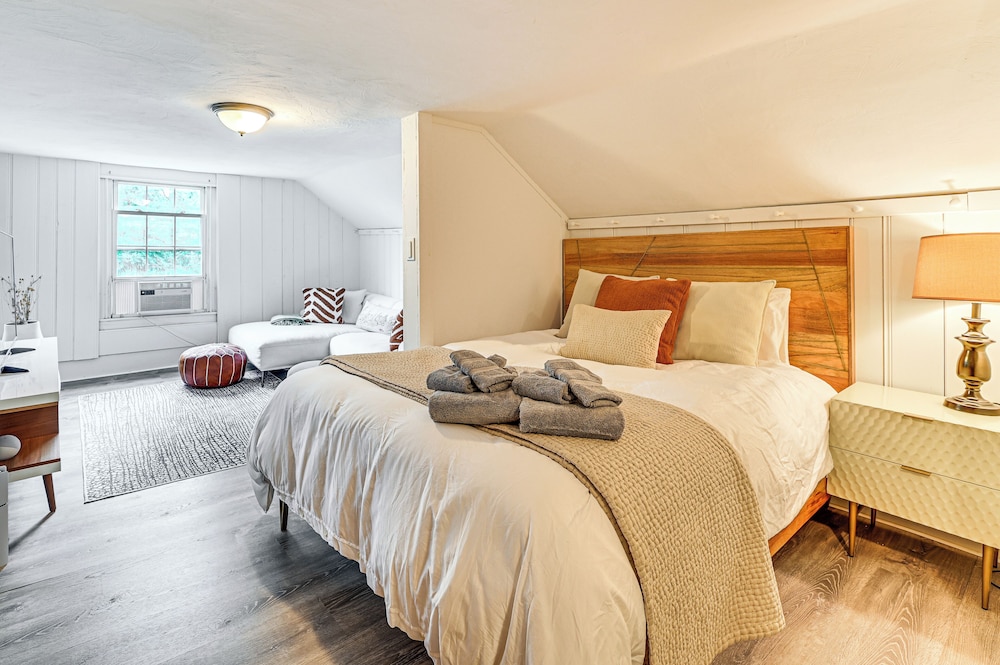 1 Mi to Vineyard: Serene Berkshires Country Escape