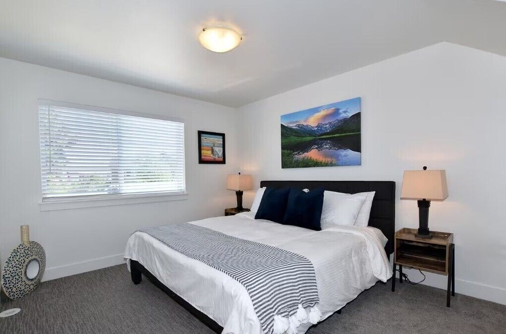 Elegant Mountain Haven - King Bed & Fireplaces
