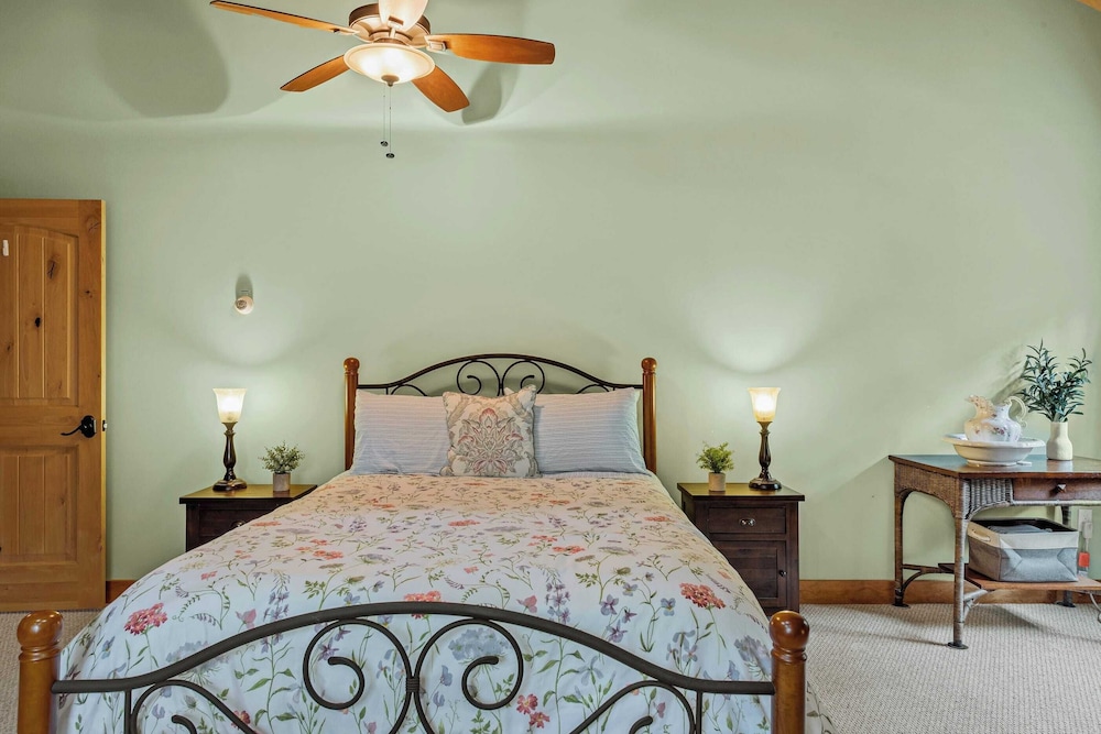 Bigwood Cabin Retreat Hot Tub, Game Room, Firepit Lounge & Private Yard