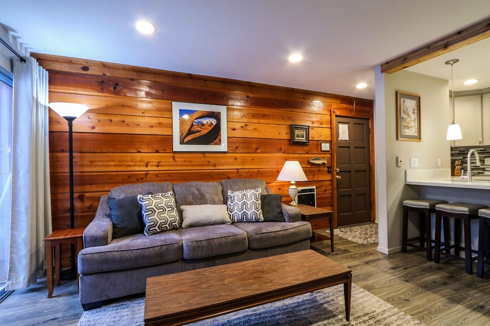 La Residence V S02 Remodeled and Cozy, Great Complex Amenities, Quiet Forest Setting by RedAwning