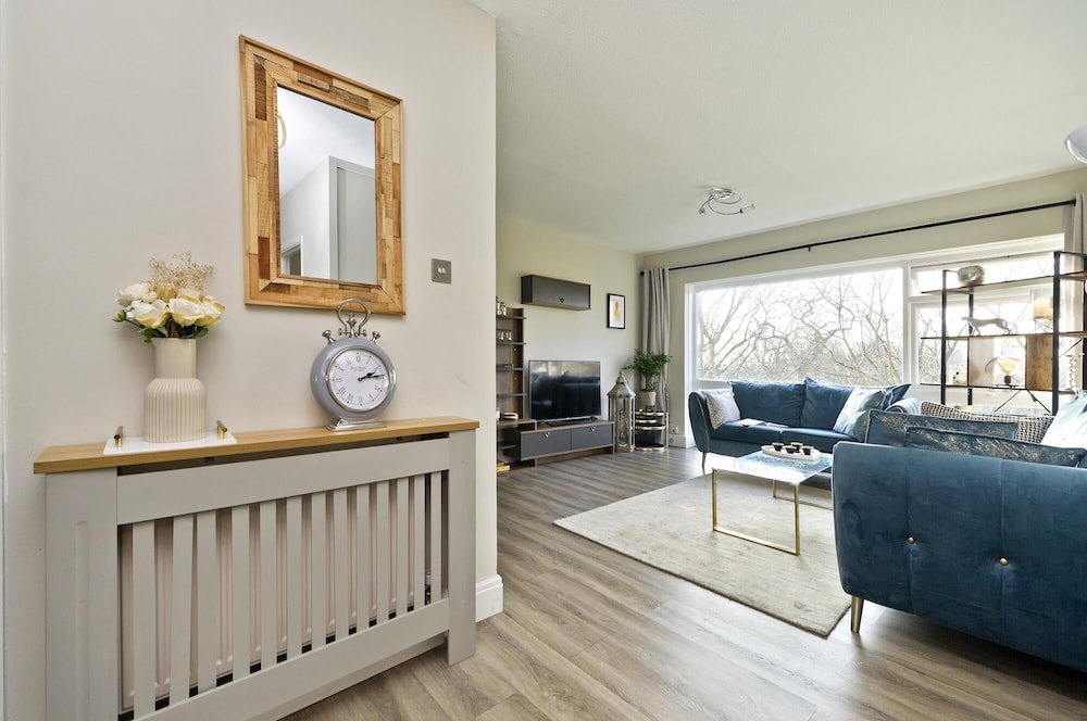 Attractive two Bedroom Flat in Ealing Broadway by Underthedoormat