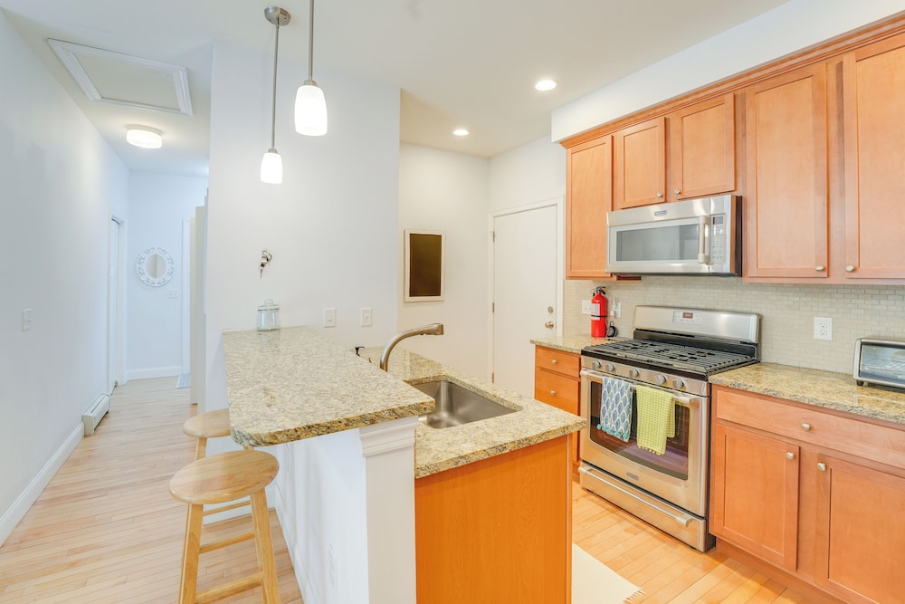 Near Portland trails: Walkable Apartment w/ Deck