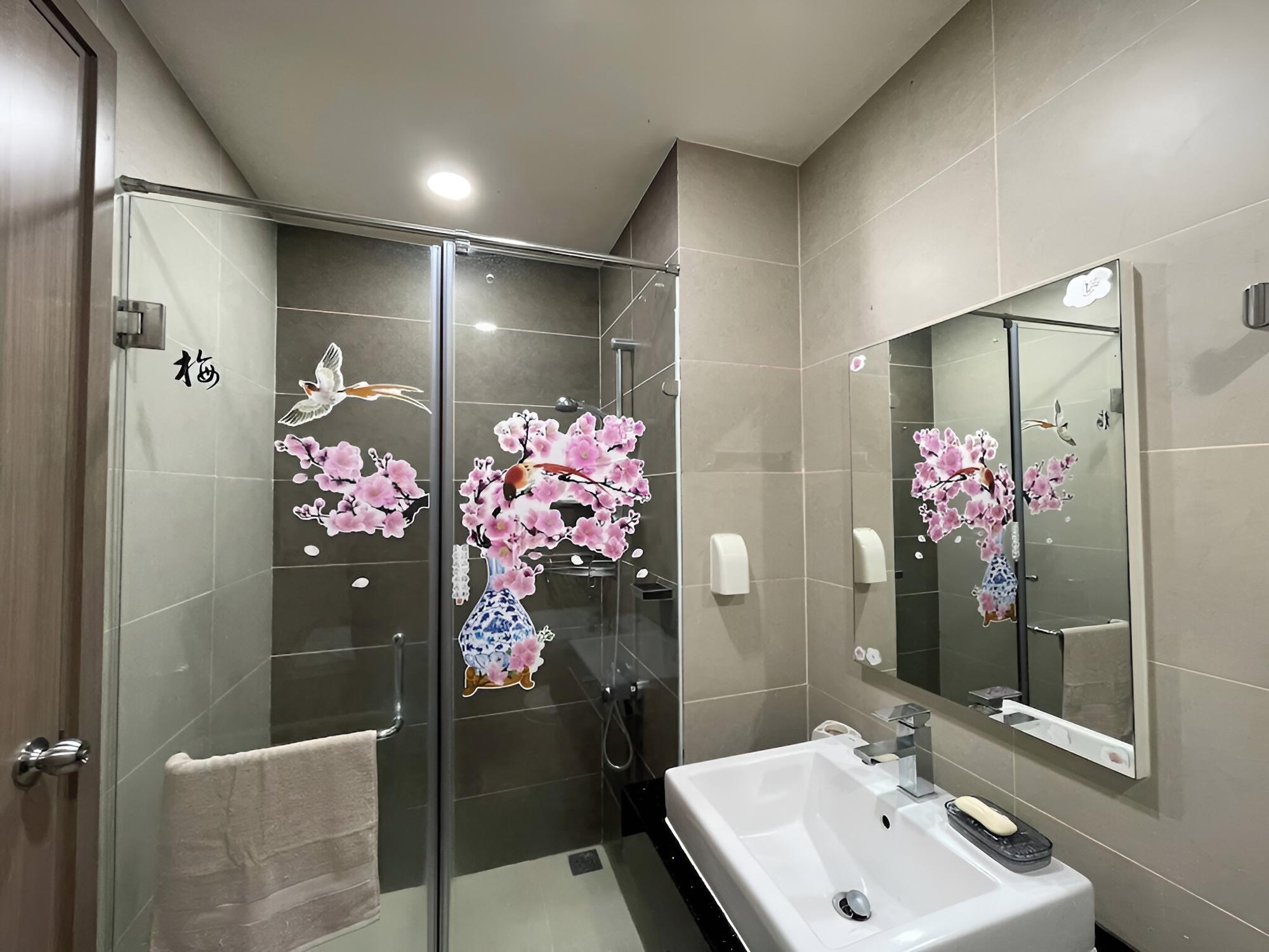3 Bed Rooms Near Center