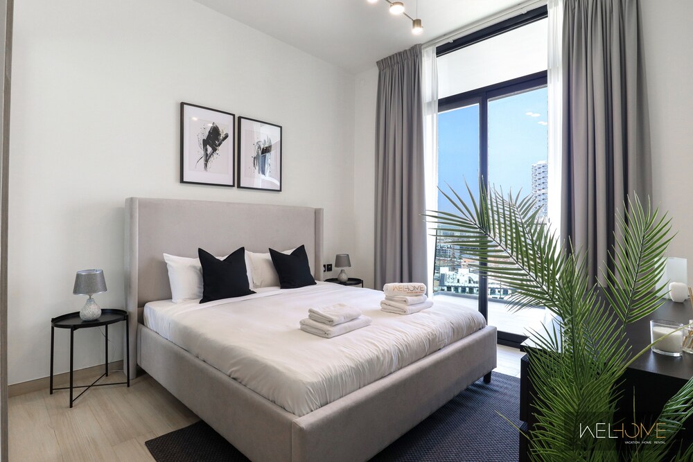 WelHome - Dubai Delight: Luxe Living 1BR at Binghatti Luna