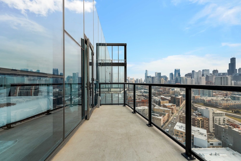 Penthouse Near Fulton Market 3BR Luxury