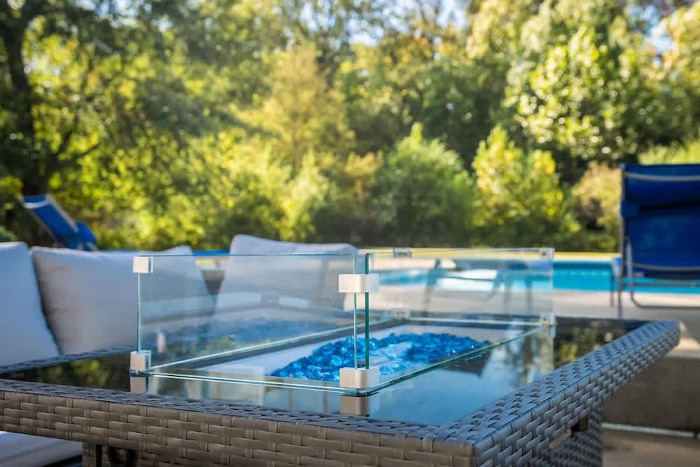 Pool Oasis w King Bed Firepit