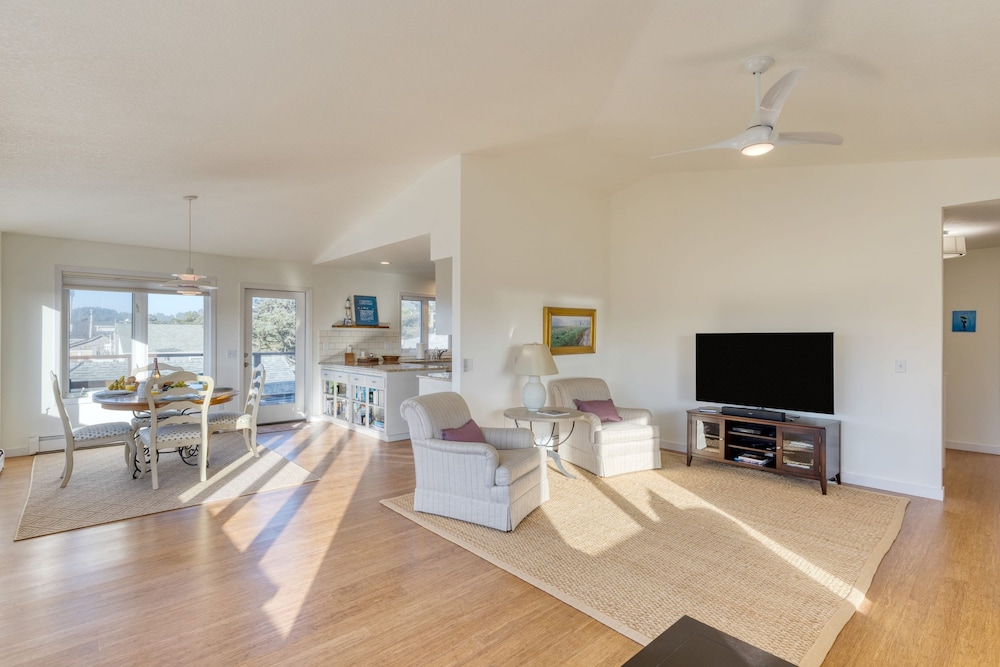 Pacific Breeze Ocean Views Steps to Cannon Beach Airy Coastal Retreat