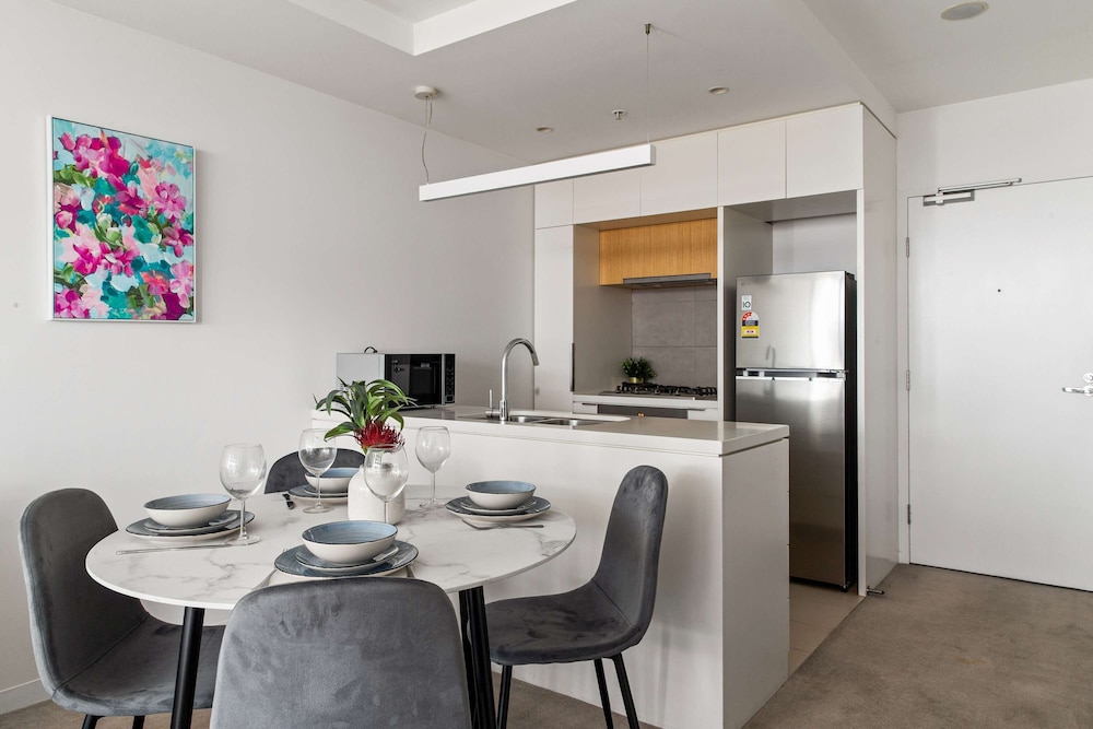 A Cozy 2BR Apt Next to The Yarra River