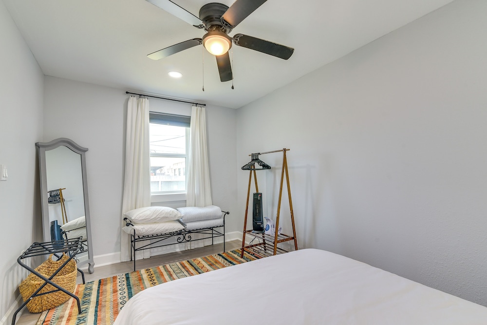 1 Mi to Pleasure Pier: Walkable Home in Galveston