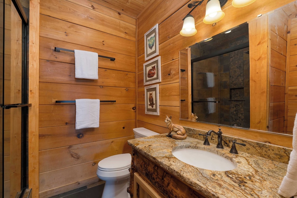 Big Bear Lodge by Avantstay Smoky Mountain Views, Hot Tub, Theater & Game Room