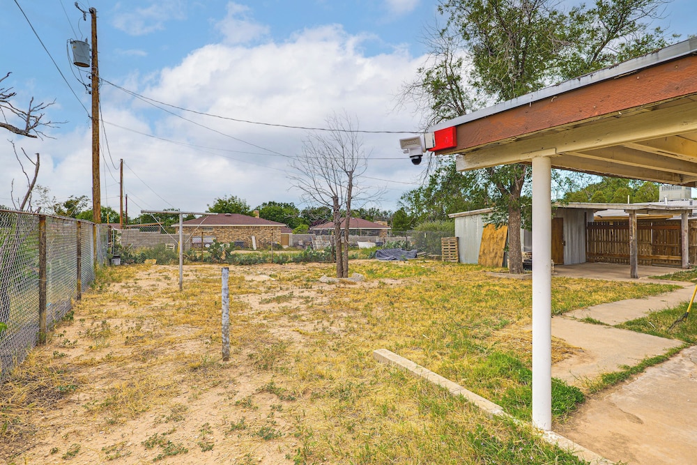 Cozy Home w/ Patio 24 Miles to Carlsbad Caverns NP