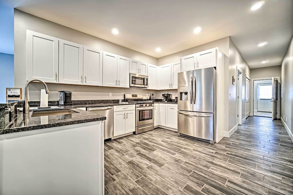 Modern Apartment w/ Deck: 3 Miles to Grass Lake!