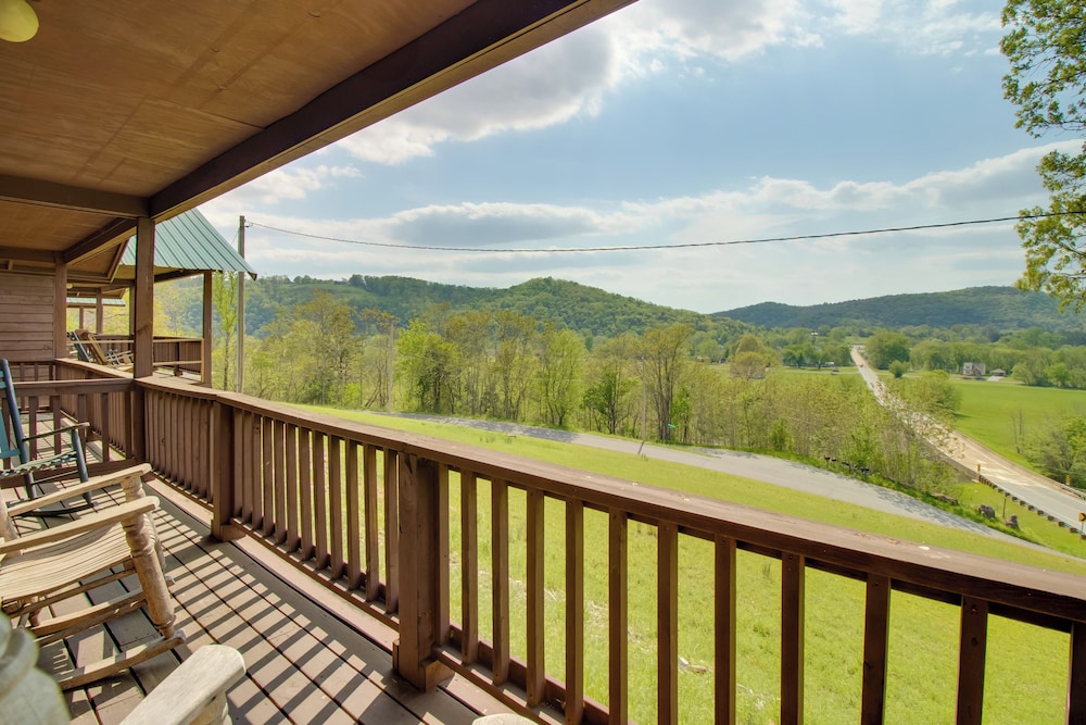 Cabin Getaway in Mountain View w/ Porch + Grill