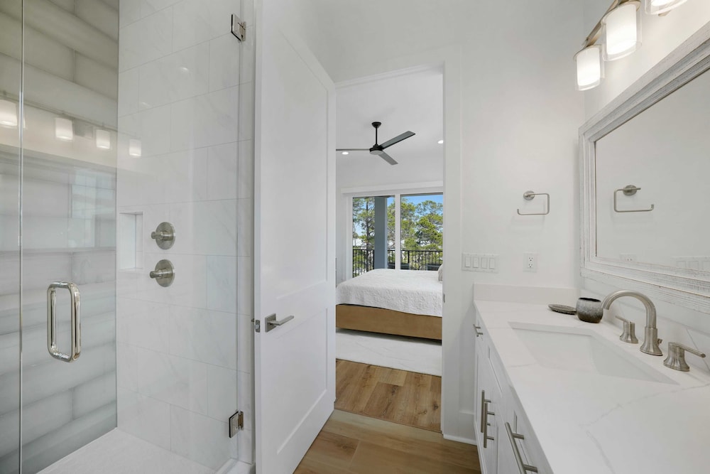 7 Bedroom Serentiy Sands Cottage with Heated Pool and Spa