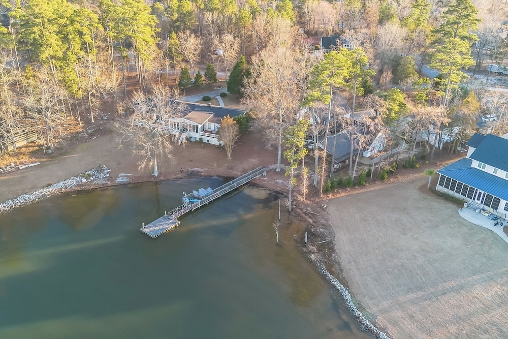 Luxury Lakefront 4br: Jacuzzi, Game Room & Wi-fi
