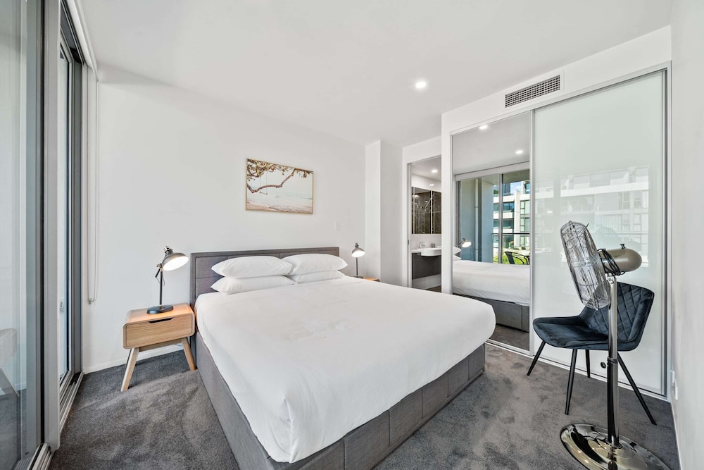 Stylish 1-bed Retreat Steps From Foreshore