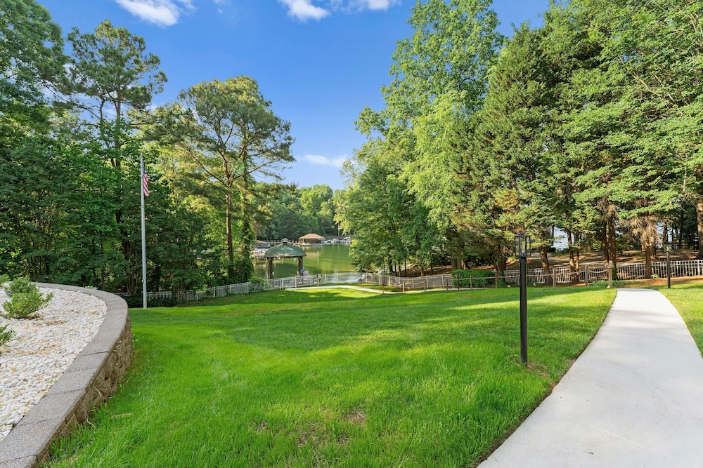 Shoreway Cove by Avantstay Waterfront Pool Dock