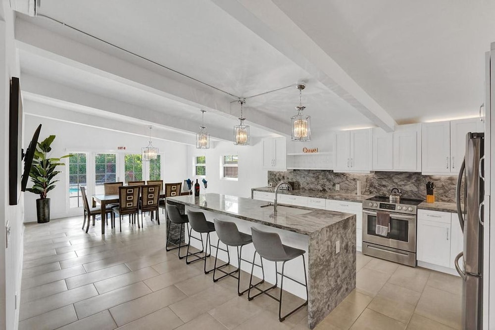 New Pool House 3-bedroom Home Victoria Park