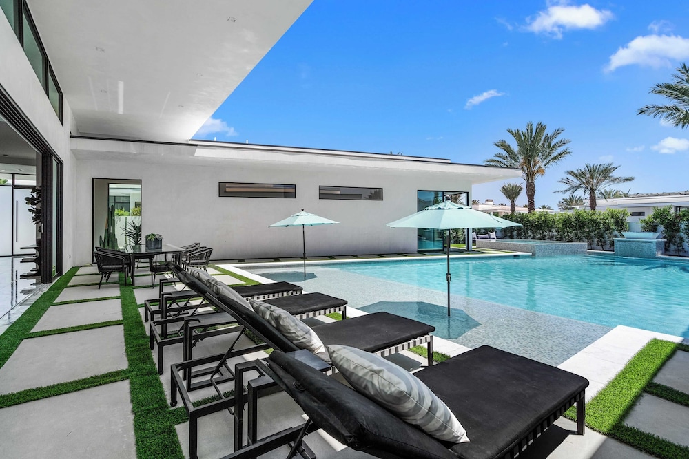 Sleeps 20 Pool & Pickleball Villa Near Golf, Dining & Fun Bravo Villa #2 by Avantstay