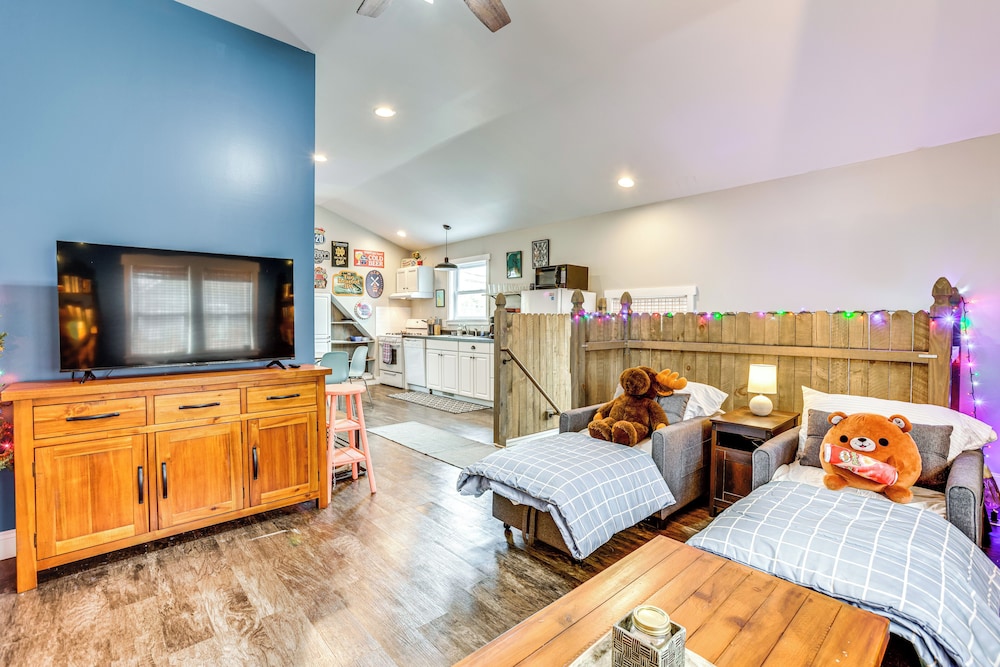 Close to Trails & Town! Artsy Apt in Frankfort