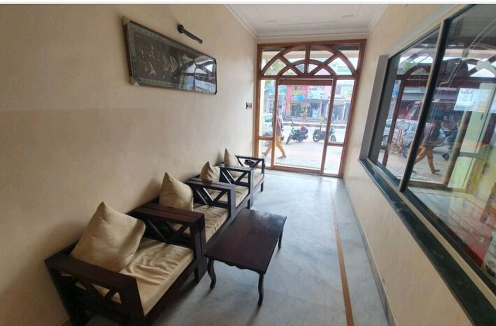 Lobby & Reception