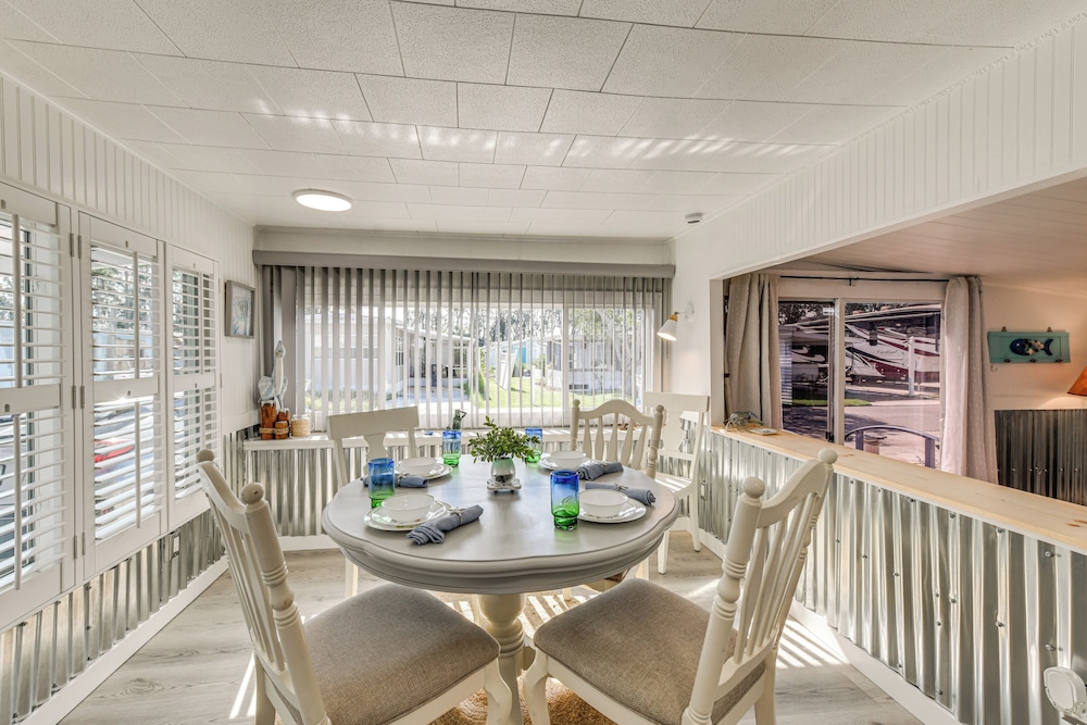 Screened-in Patio: Home 2 Mi to Cortez Beach!