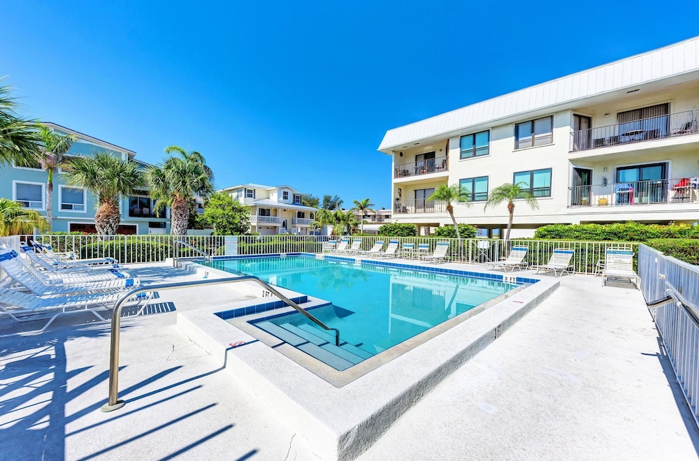 Anna Maria Island Beach Sands 202-private Beach Access-heated Pool