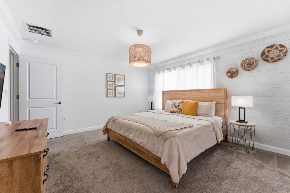 Chic 4BR Disney Retreat With Pool Mickey Rooms