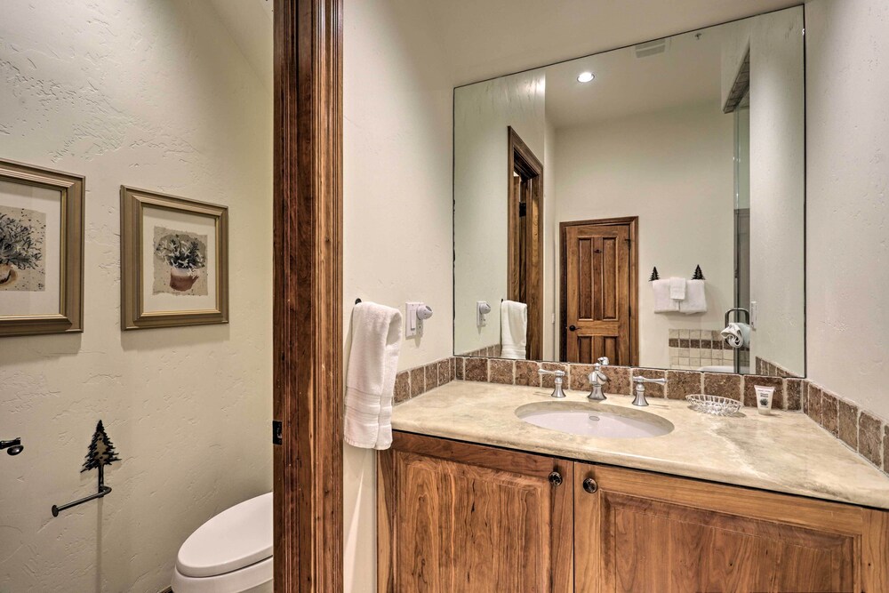 Upscale Ski-in/ski-out Escape w/ Deck + Grill