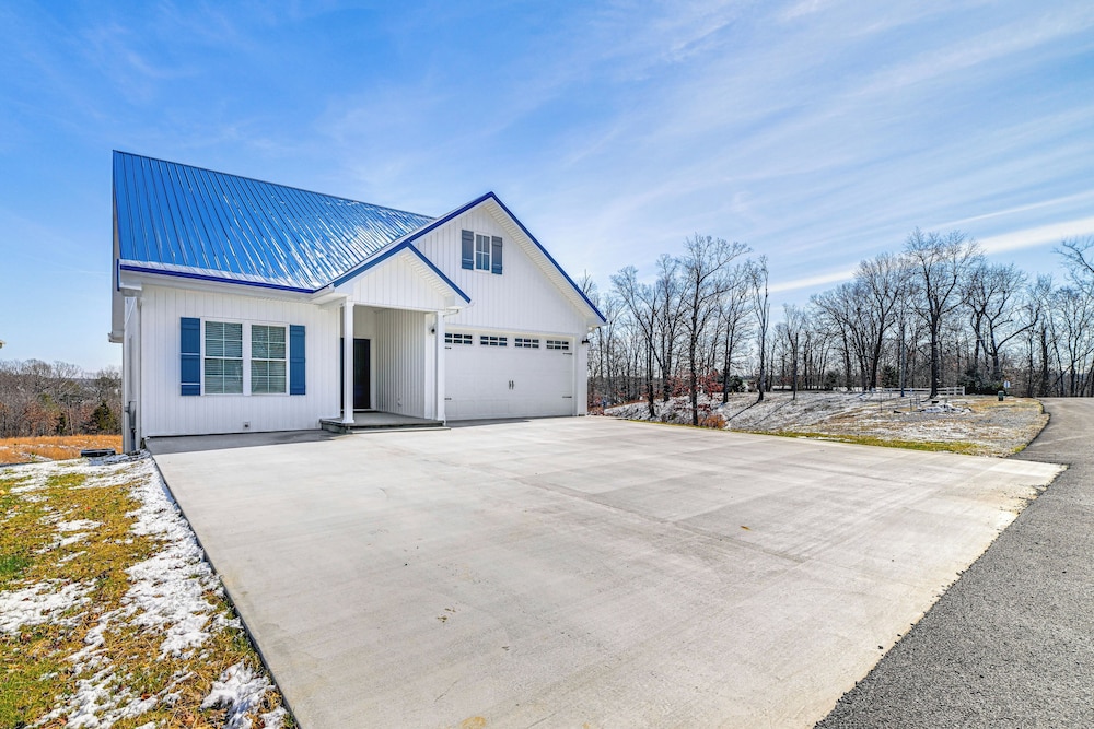 Lake View + Deck: Group Getaway in Grand Rivers!