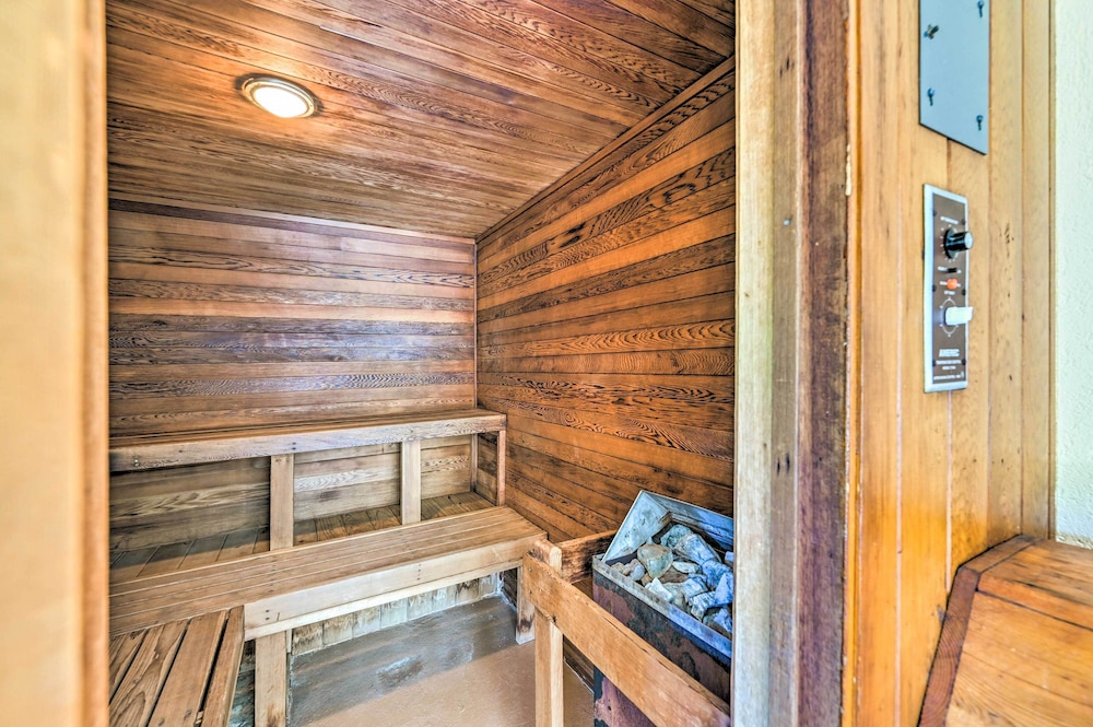 Snow Mountain Condo: Hot Tub + Shuttle to Resort