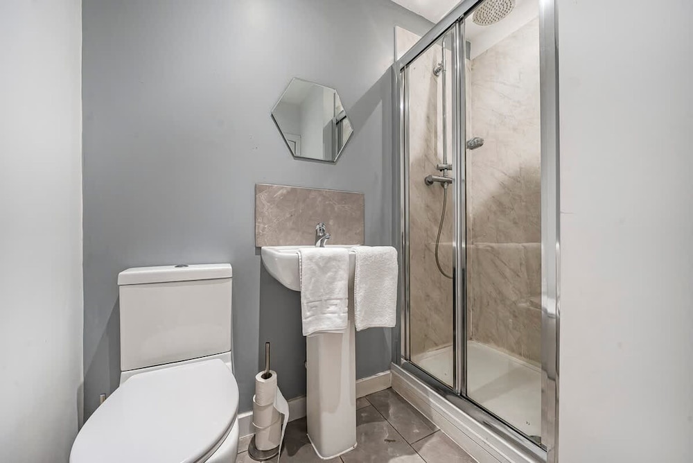 Modern Affordable Home - Contractors Leisure