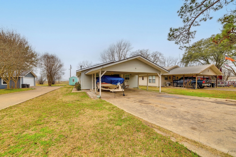 Waterfront Lake Tawakoni Home w/ Yard & Fire Pit