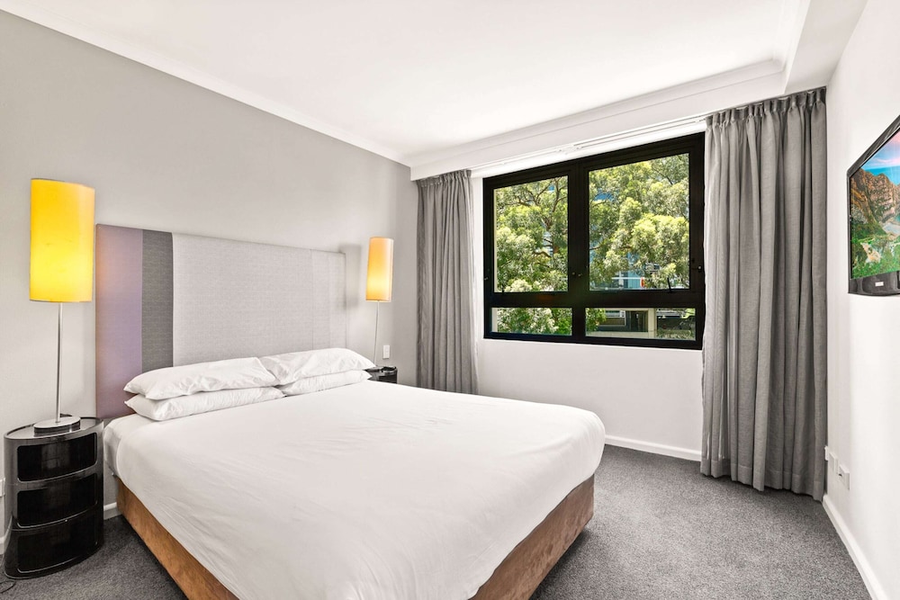 Sleek 1-bed by Jubilee Park With Pool