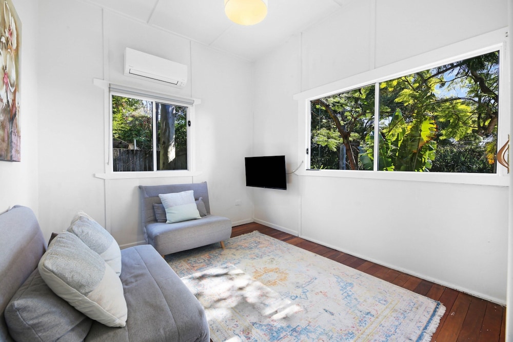 2-bed Beach House in Burleigh Heads Amidst Nature