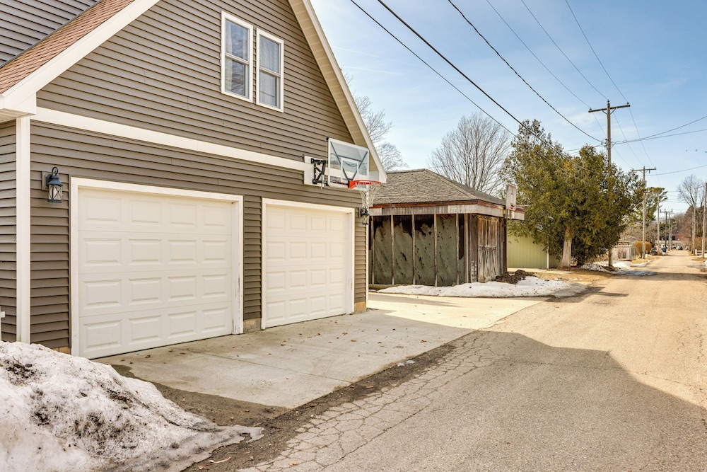 Close to Trails & Town! Artsy Apt in Frankfort