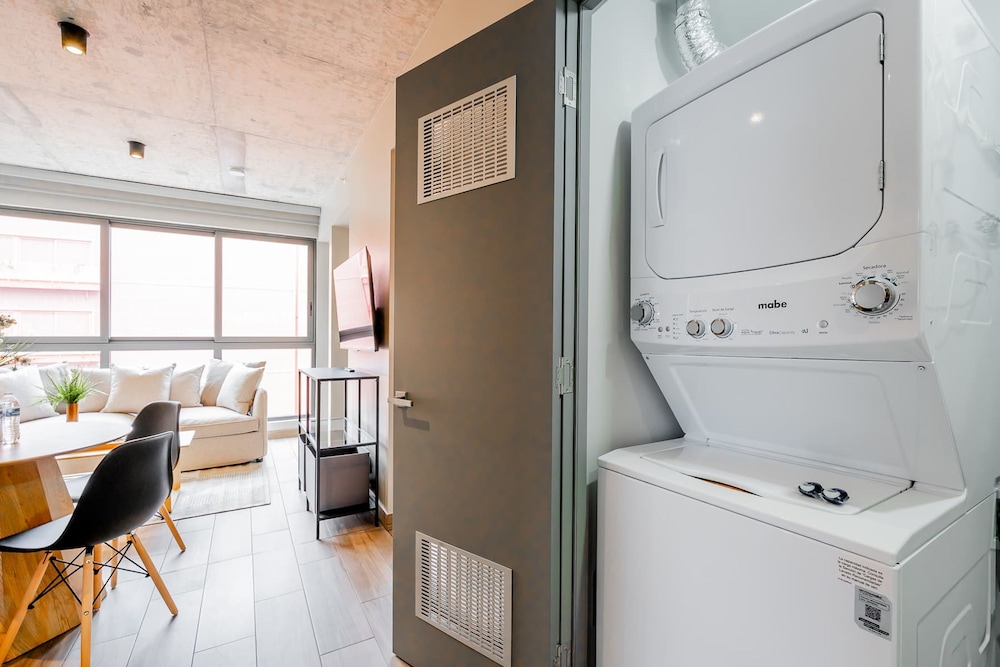 w Majestic 1BR w Great Pool in Centriqo