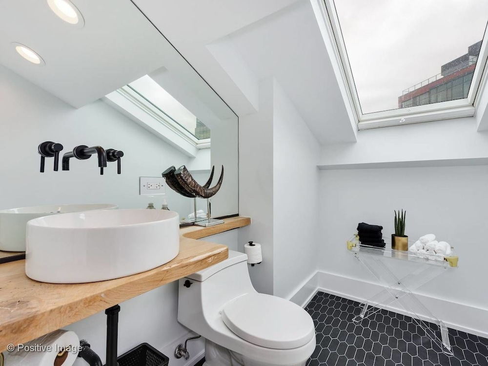 4 BDR Penthouse with Views photo 4